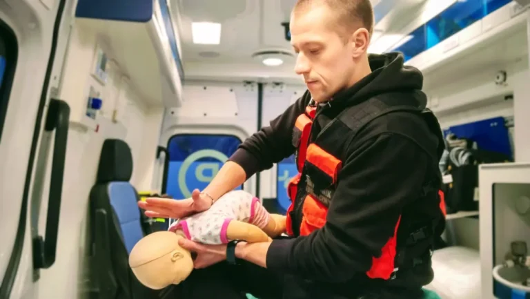 jak trzymać niemowlę podczas zadławienia